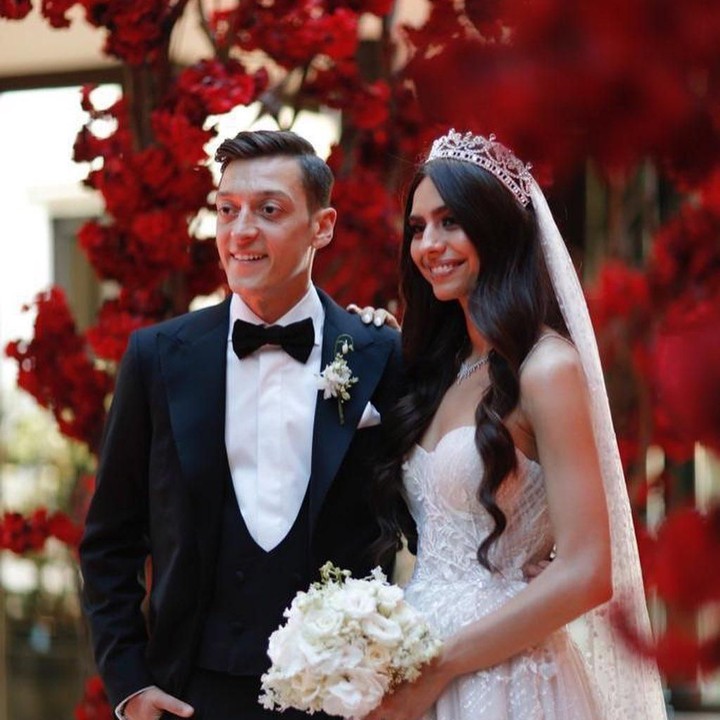 <p>Latar belakang keluarga pasangan ini memang unik, Bunda. Ozil kelahiran Jerman, 30 tahun silam, sementara Gulse lahir di Swedia, 30 April 1993. Meski berbeda kewarganegaraan, keduanya sama-sama berdarah Turki. (Foto: Instagram @m10_official)</p>