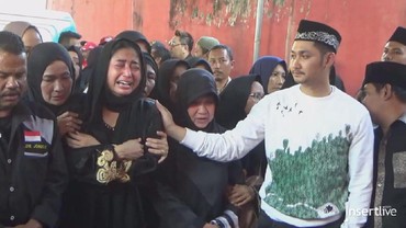 Dewi Perssik Histeris Saat Antarkan Ayah ke Liang Kubur