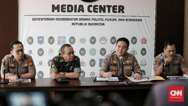 Kadiv Humas Polri Irjen Muhammad Iqbal bersama Kapuspen TNI Mayjen Sisriadi menyampaikan keterangan pers terkait kerusuhan 22 Mei 2019.