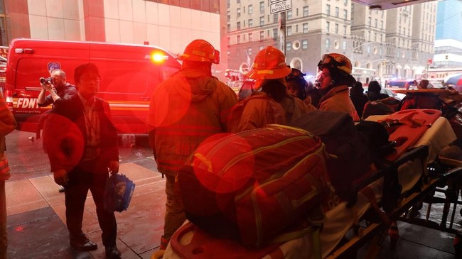 FOTO: Kecelakaan Helikopter di Tengah Hiruk-Pikuk Manhattan