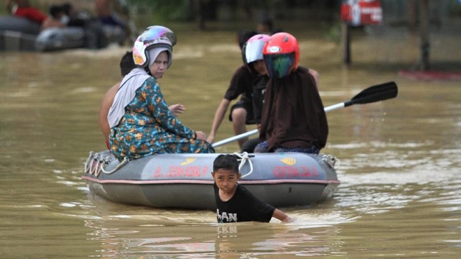 BNPB menyebut banjir akibat intesitas hujan yang tinggi masih melanda 144 desa dan 22 kelurahan pada 24 kecamatan di Konawe, Sulawesi Tenggara.