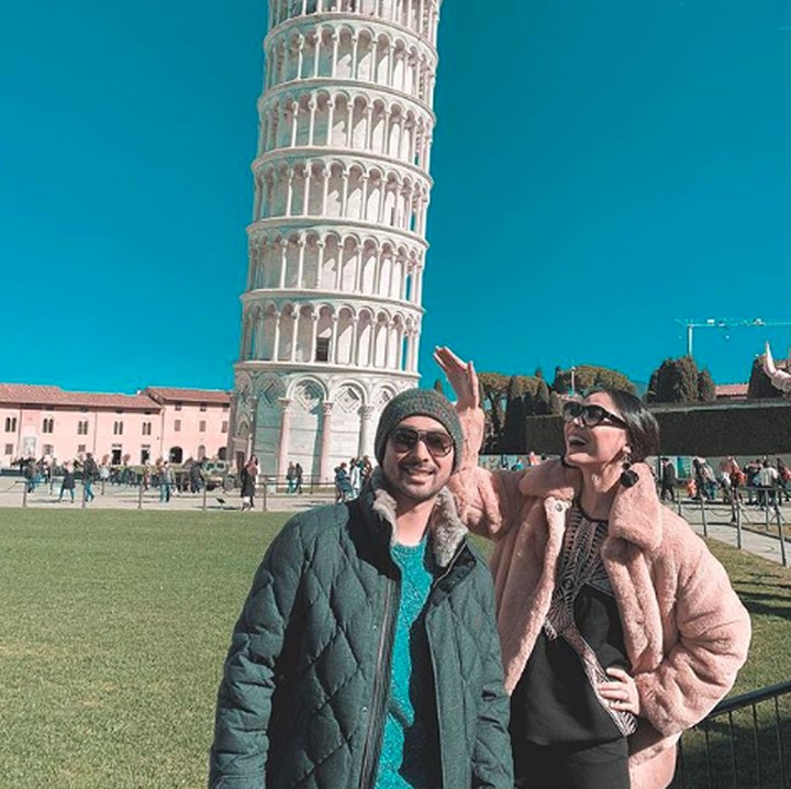 Keduanya berfoto di depan bangunan paling ikonik di Italia, mana lagi kalau bukan di depan Menara Pisa. (Foto: Instagram @whulandary)