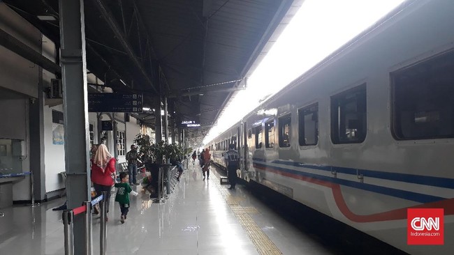 PT KAI (Persero) mulai menjual tiket kereta Lebaran. Berikut tempat pemesanannya.