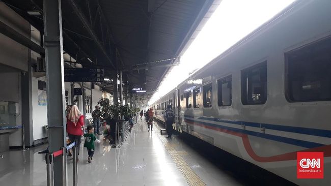 Netizen Kebingungan Sulit Beli Tiket Kereta Api Jarak Jauh Lini masa Twitter pada Senin (1/7) pagi diramaikan cuitan netizen yang kebingungan saat hendak mencari tiket kereta api jarak jauh
