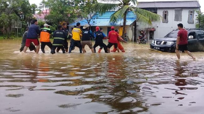 Cara Aman Terobos Banjir saat Gunakan Mobil Matik