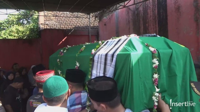 Ayahanda Dewi Perssik meninggal dunia pada Minggu (9/6) di Siloam Hospital, Senayan dan dimakamkan di Jember, Senin(10/6).Berikut,5 potret prosesi pemakamannya.
