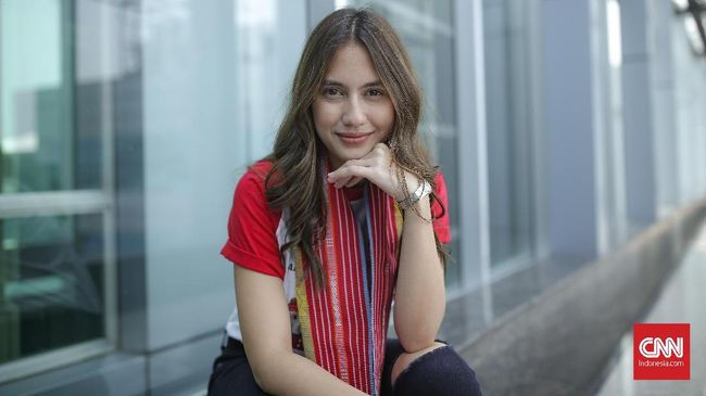 Aktris Pevita Pearce mengaku positif Covid-19 dan mengingatkan semua pihak untuk tetap mengenakan masker.