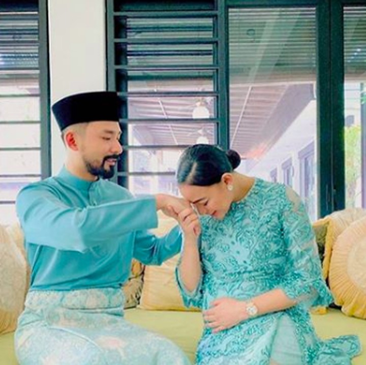 Setahun lebih menikah, saat ini Whulan sedang mengandung anak pertamanya. (Foto: Instagram @whulandary)