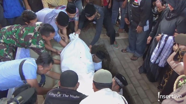 5 Potret Prosesi Pemakaman Ayah Dewi Perssik Ayahanda Dewi Perssik meninggal dunia pada Minggu (9/6) di Siloam Hospital, Senayan dan dimakamkan di Jember, Senin(10/6).Berikut,5 potret prosesi pemakamannya.