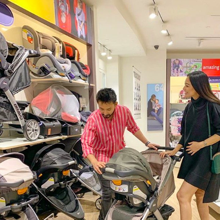 Jelang persalinan, Whulan dan Nik antusias nih memilih stroler bayi untuk calon anak mereka. Kini, Whulan sedang mengandung anak pertamanya. (Foto: Instagram @whulandary)