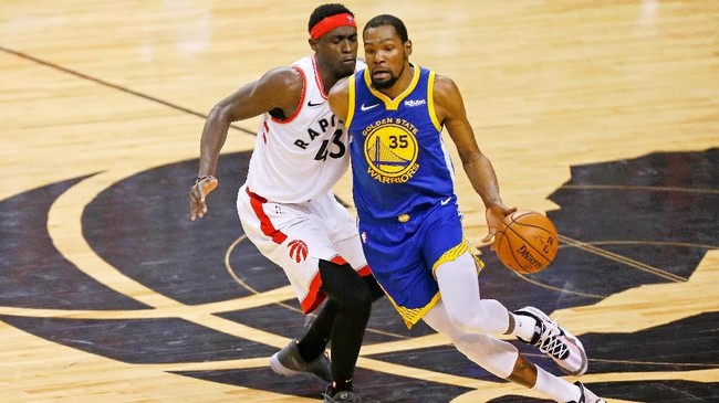 Kevin Durant bakal bergabung dengan Brooklyn Nets di NBA musim depan. Durant sendiri mungkin bakal absen selama semusim akibat cedera yang dialaminya.