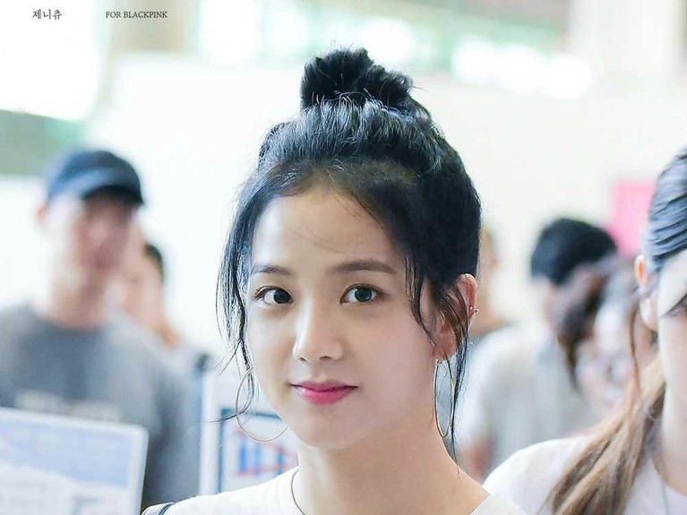 Kim Jisoo, vokalis utama dari BLACKPINK kerap kepergok tampil polos alias tanpa make-up. Berikut adalah potret Jisoo saat tampil tanpa riasan.