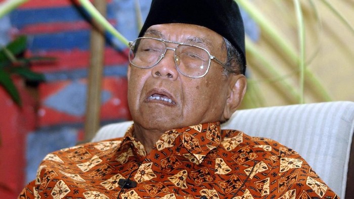 Former Indonesian president Abdurrahman Wahid, a moderate Islamic leader also known as Gus Dur, delivers a speech during a conference in Jimbaran, on Bali island, 12 June 2007. The unique conference aiming to promote religious tolerance and affirming the reality of the Jewish Holocaust opened in Indonesia, the world's most populous Muslim nation. The conference on the resort island of Bali attended by rabbis, Holocaust witnesses and Muslim leaders is styling itself as an 
