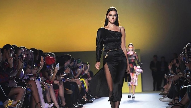 Beberapa potret Irina Shayk dengan balutan gaun perancang ternama dunia.