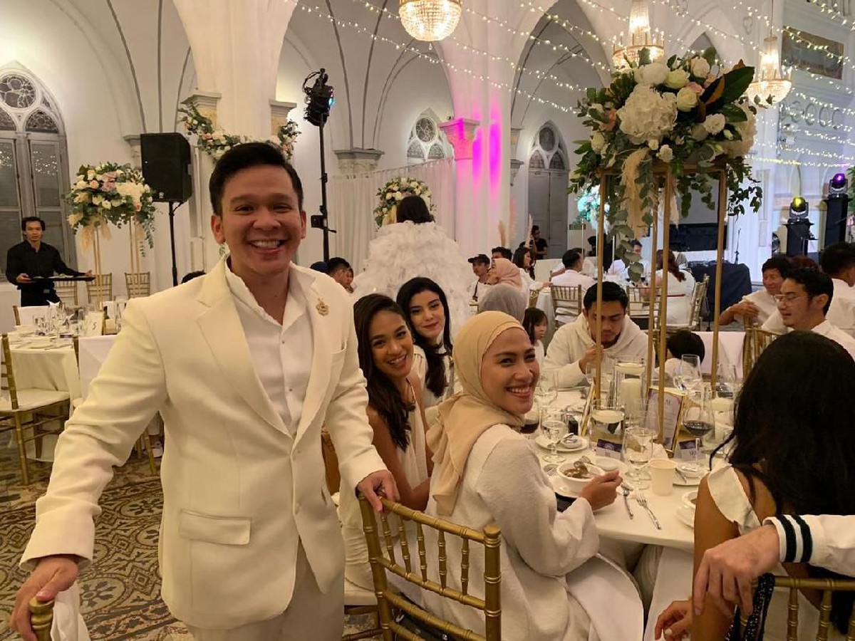 Adik Ruben Onsu&comma; Jordi Onsu&comma; menggelar pesta ulang tahun sangat mewah di Chijmes&comma; Singapura pada Rabu &lpar;12&sol;6&rpar;&period; Berikut beberapa potret kemewahannya&period;