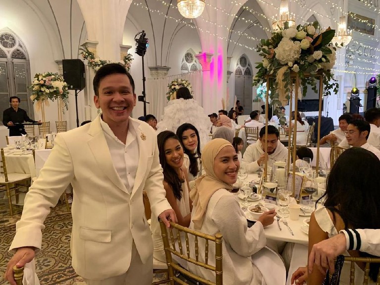 Adik Ruben Onsu, Jordi Onsu, menggelar pesta ulang tahun sangat mewah di Chijmes, Singapura pada Rabu (12/6). Berikut beberapa potret kemewahannya.