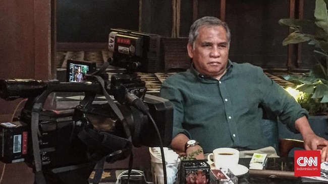 Mantan Komandan Tim Mawar membeberkan soal mengapa dia mengadukan Tempo ke Dewan Pers dan polisi, serta aktivitasnya saat 21 Mei lalu.