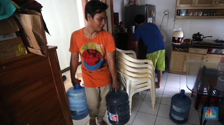 Pedagang air galon membawa galon yang sudah diisi penuh untuk dijual ke warga apartemen di Kawasan Pluit, Jakarta, Rabu (12/6). Banyak penghuni apartemen di kawasan tersebut menggunakan air galon isi ulang untuk mandi. Mumun seorang pembantu rumah tangga mengatakan majiakannya bisa menkonsumsi air galon sehari 4-5 galon untuk mandi dan cuci piring. Harga galon isi ulang ia beli seharga Rp 3500 yang berasal dari air pam, Rp 7000 untuk galon isi ulang untuk galon asli Rp.20.000. Banyak penghuni apartmen menggunakan air galon karena air yang mereka tempati kadang bau dan kotor. (CNBC Indonesia/Muhammad Sabki)