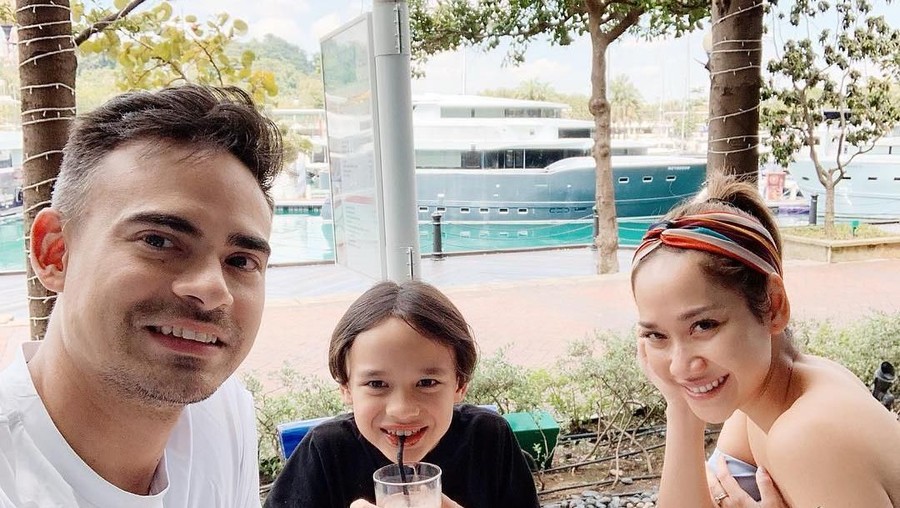 Ashraf Sinclair Meninggal, Rencana Pemakaman di San Diego Hills Ashraf Sinclair meninggal dunia, Selasa (18/2) pukul 04.00 WIB, adapun rencana pemakamannya di San Diego Hills.