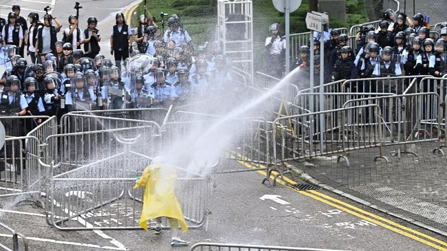 Sekitar 22 polisi Hong Kong dilaporkan terluka dalam demonstrasi yang berakhir rusuh pada Rabu lalu.