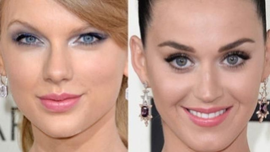 Taylor Swift mengirimkan kue cokelat untuk Katy Perry. 