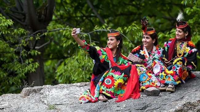 FOTO: Kaum Kalash yang Hampir Kalah oleh Zaman