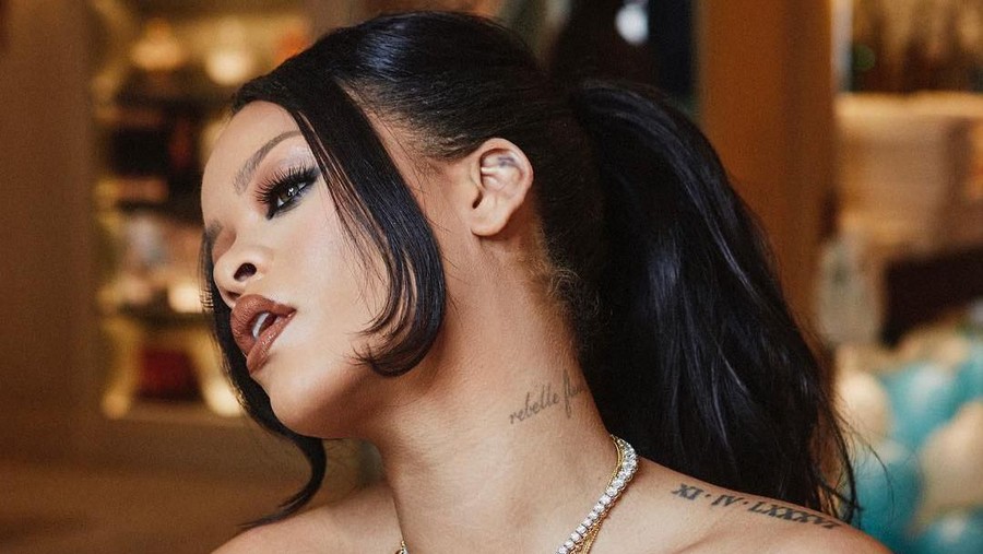Menyewa Pesawat & Kapal Pribadi Cara Rihanna habiskan kekayaannya.