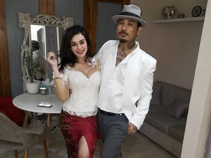 Istri Jerinx Unggah Foto Suami Berpakaian Muslim, Netizen Doakan Istiqamah