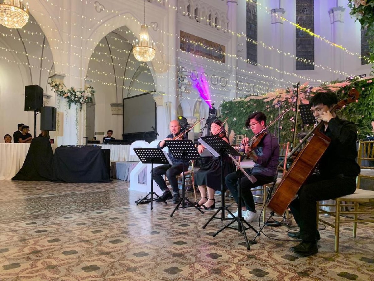 Adik Ruben Onsu&comma; Jordi Onsu&comma; menggelar pesta ulang tahun sangat mewah di Chijmes&comma; Singapura pada Rabu &lpar;12&sol;6&rpar;&period; Berikut beberapa potret kemewahannya&period;