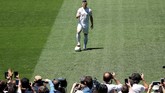 FOTO: Luka Jovic Berkostum Real Madrid Real Madrid resmi memperkenalkan penyerang baru Luka Jovic di Santiago Bernabeu, Rabu (12/6) siang waktu setempat.