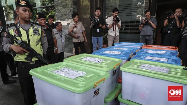 KPU menyiapkan berkas sebanyak 272 buah boks kontainer untuk menghadapi gugatan Prabowo Subianto-Sandiaga Uno di MK .