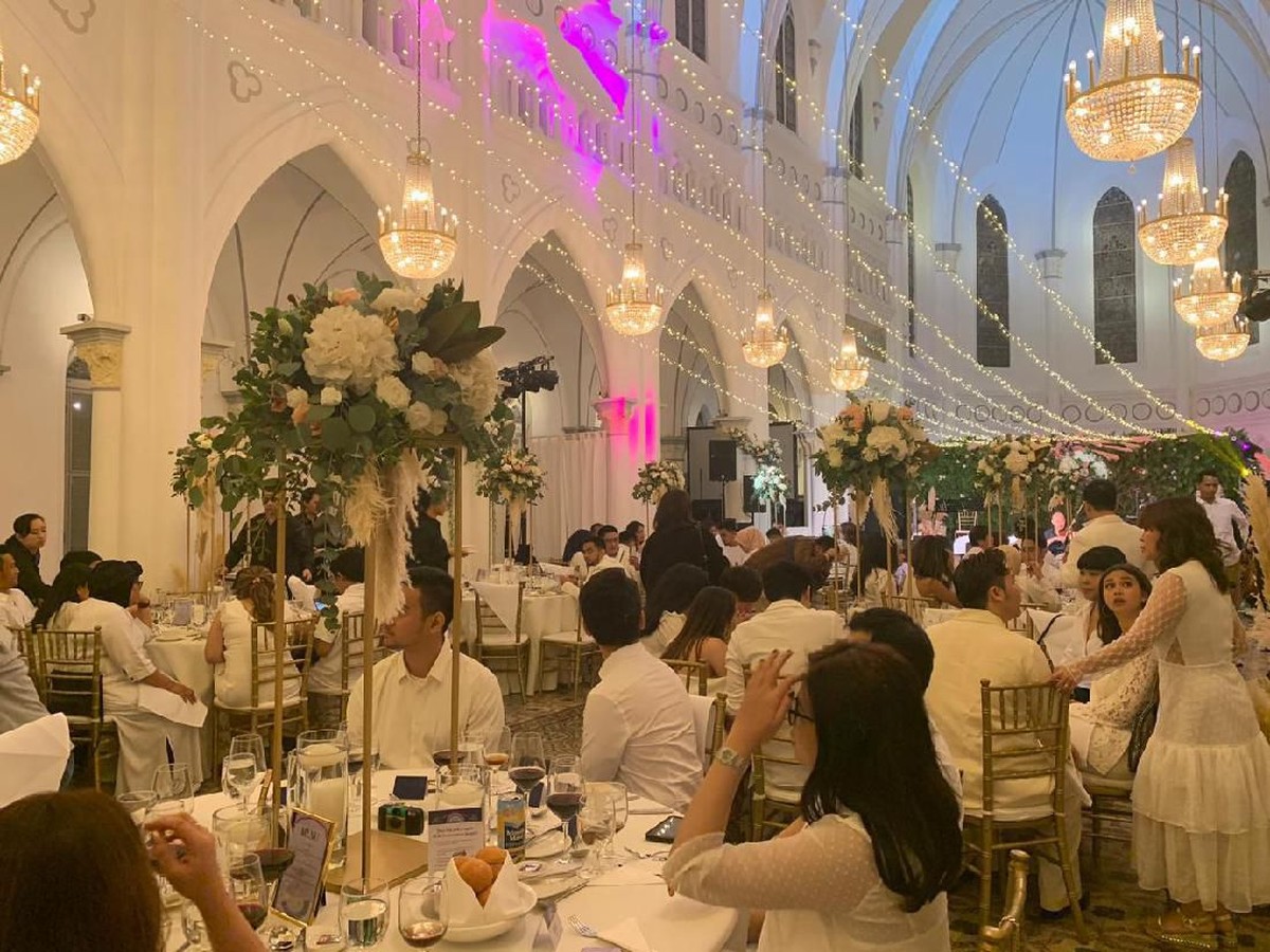 Adik Ruben Onsu&comma; Jordi Onsu&comma; menggelar pesta ulang tahun sangat mewah di Chijmes&comma; Singapura pada Rabu &lpar;12&sol;6&rpar;&period; Berikut beberapa potret kemewahannya&period;