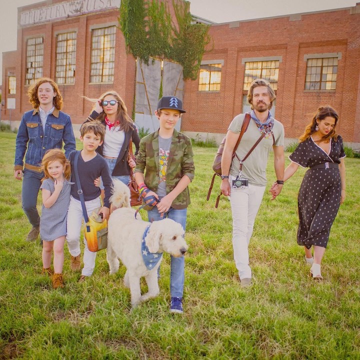 <p>Taylor 'Hanson' dan sang istri ternyata menerapkan <em>homeschooling</em> untuk anak-anaknya. (Foto: Instagram @taylorhanson)</p>