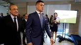 FOTO: Luka Jovic Berkostum Real Madrid Real Madrid resmi memperkenalkan penyerang baru Luka Jovic di Santiago Bernabeu, Rabu (12/6) siang waktu setempat.
