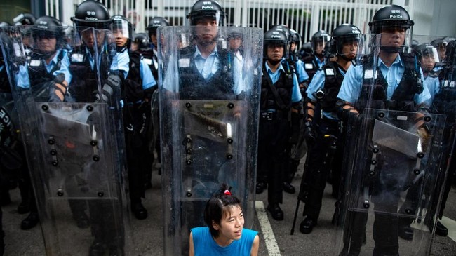 Kepolisian menggeledah Universitas Politeknik Hong Kong  selepas diduduki demonstran dan menemukan sisa bom molotov.