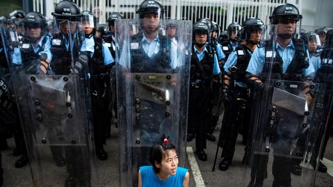 Hong Kong Tutup Kantor Pemerintahan Usai Demo RUU Ekstradisi Pemerintah Hong Kong menutup kantor pemerintahan pusat sebagai langkah antisipasi aksi mogok sehari setelah demonstrasi besar-besaran menolak RUU ekstradisi.