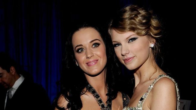 Semangat yang sama membuat Katy Perry hadir dalam 'You Need To Calm Down' milik Taylor Swift dengan riang gembira.