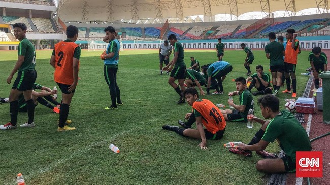 Menpora Zainudin Amali memantau langsung latihan perdana Timnas Indonesia U-19 yang diawasi Shin Tae Yong.