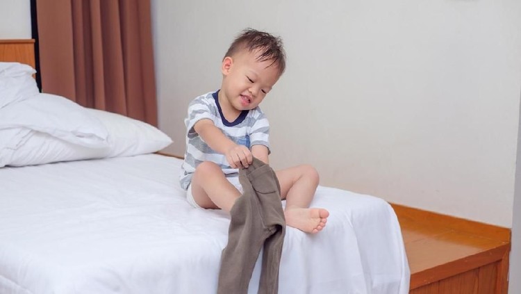 Saat di rumah, kenapa ya tiba-tiba si kecil sering membuka celananya dan berlarian ke sana ke mari?