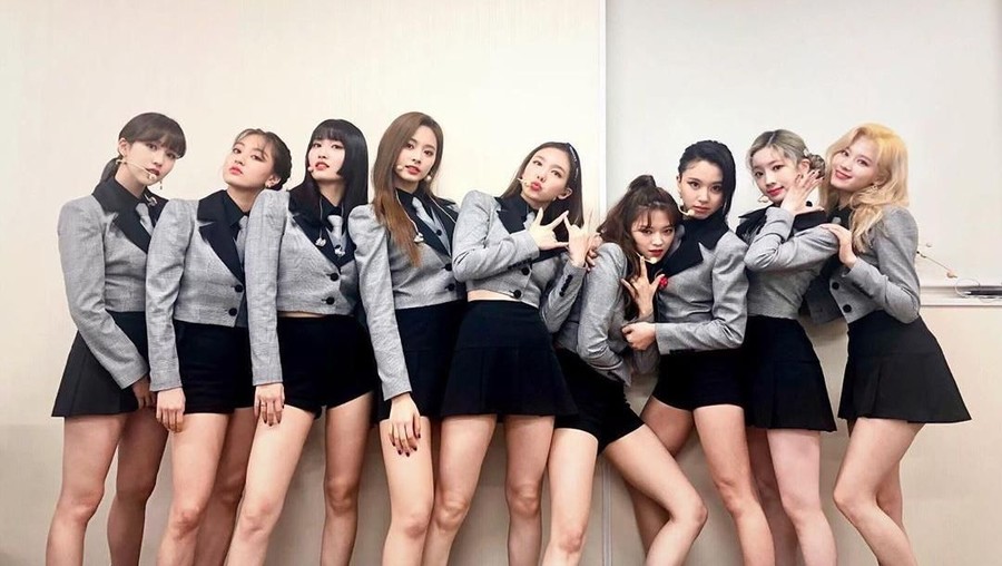 TWICE telah merilis dua video musik single Jepang terbarunya yang bertajuk HAPPY HAPPY dan Breakthrough.