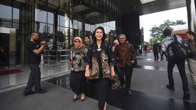 Dua Komisioner Kembali Daftar Capim KPK Sebanyak 205 orang telah mendaftar sebagai calon pimpinan KPK pada hari terakhir pendaftaran capim KPK periode 2019-2023.
