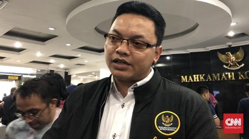 Juru bicara Mahkamah Konstitusi Fajar Laksono menyatakan putusan hakim bersifat final dan mengikat karena telah diatur UUD 1945.