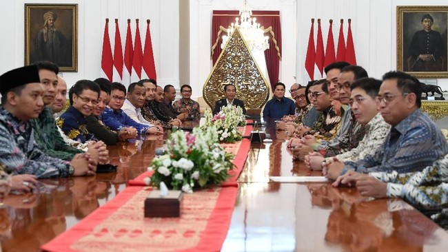 Sejumlah pengusaha yang tergabung Hipmi dan Kadin membantah kabar bahwa pertemuan dengan Presiden Joko Widodo membahas bagi-bagi jatah kursi menteri.