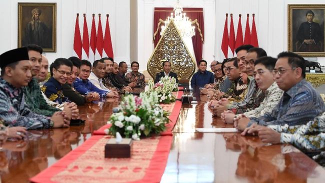 Bertemu Jokowi, Hipmi-Kadin Bantah Bahas Jatah Kursi Menteri Sejumlah pengusaha yang tergabung Hipmi dan Kadin membantah kabar bahwa pertemuan dengan Presiden Joko Widodo membahas bagi-bagi jatah kursi menteri.