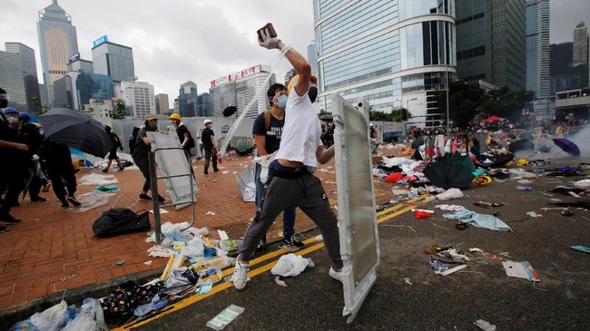Ratusan ribu orang diprediksi akan kembali turun ke jalan untuk menuntut pemimpin Hong Kong Carrie Lam mundur dari posisinya Minggu (16/6) sore nanti.