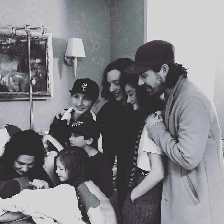 <p>Ini dia momen saat si bungsu Claude 'Indiana' Emmanuel, lahir pada 26 Desember 2018. (Foto: Instagram @nataliehanson)</p>