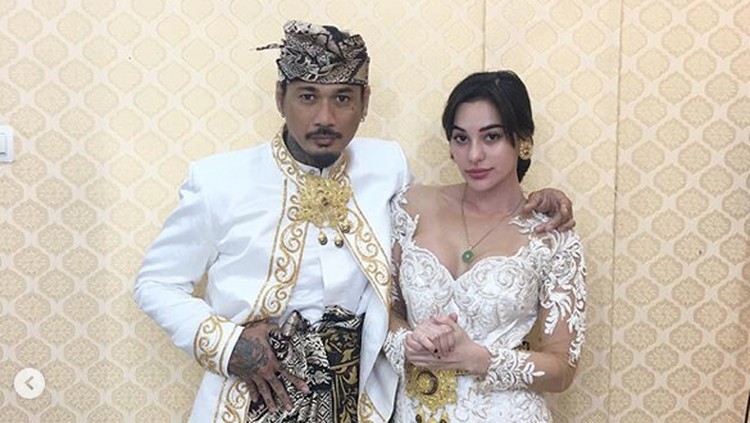 Jerinx, drummer Superman Is Dead resmi menikah dengan Nora Alexandra hari ini. Sebelumnya, pernikahan Jerinx dan Nora jadi teka-teki.