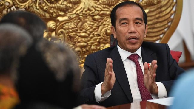 Jokowi Tegaskan Para Menteri Tak Bikin Kebijakan Baru Presiden Jokowi menegaskan para menteri Kabinet Kerja untuk tidak membuat kebijakan baru, termasuk mengganti dirjen dan direktur BUMN.