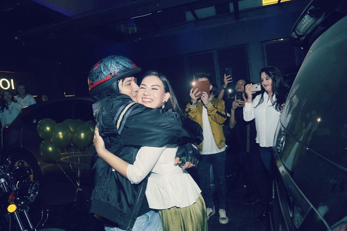 Ammar Zoni merayakan ulang tahunnya yang ke-26 dengan sang istri&comma; Irish Bella&period;