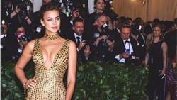 Terpukau Pesona Irina Shayk dalam Balutan Gaun Seksi dan Mahal